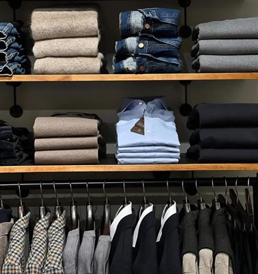 På udkig efter stilfuldt herretøj fra anerkendte brands? Find det hos Zander og Zandershop