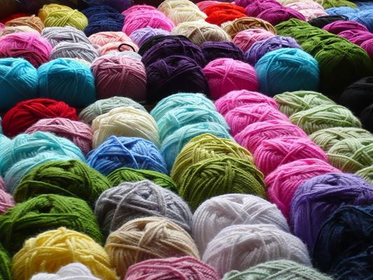 Find både Mayflower garn og kreative strikkeopskrifter fra PetitKnit hos Maskefabrikken